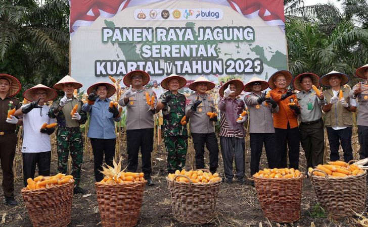 Brimob-panen-raya-di-kampar2.jpg