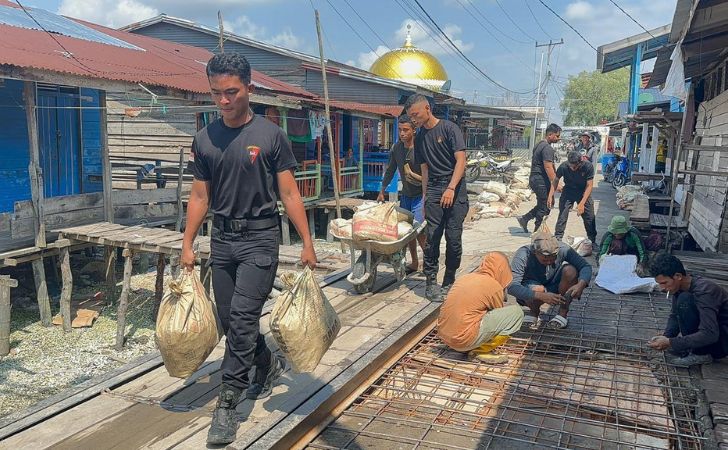 Brimob-perbaiki-jalan-rusak-di-panipahan.jpg