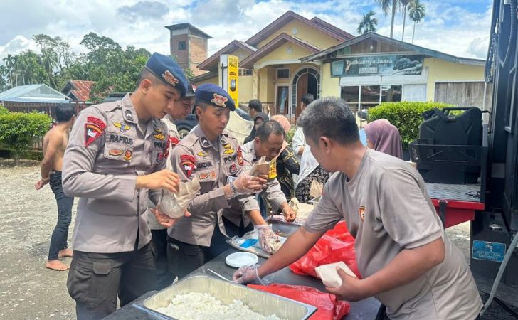 Brimob-polda-riau-buka-dapur-umum-di-sumbar.jpg