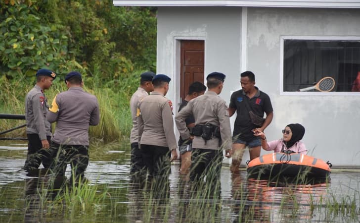 Brimob-tinjau-banjir.jpg