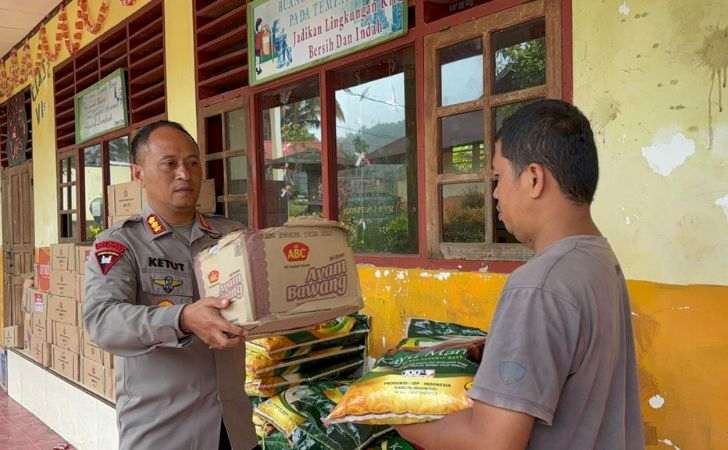 Brimobda-Riau-Salurkan-Sembako-dan-Air-Bersih-Bagi-Warga-Terdampak-Bencana-Sumbar.jpg