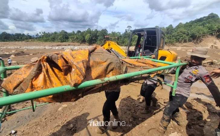 Brimobda-Riau-Temukan-Ibu-dan-Anak-Korban-Banjir-Bandang-di-Agam.jpg