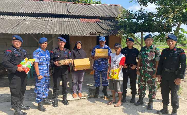 Brimobda-Riau-dan-Lanud-Roesmin-Nurjadin-Bagikan-Sembako.jpg