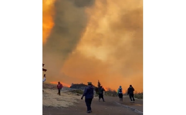 Bromo-terbakar.jpg