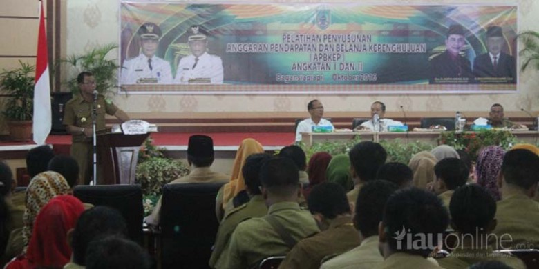 Bupati-Rohil-Berikan-Sambutan-pada-Acara-Kepenghuluan.jpg