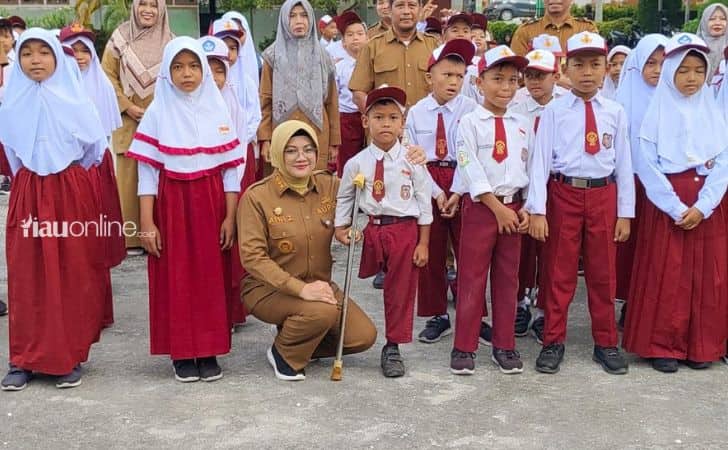 Bupati-Siak-Afni-Z-bersama-siswa.jpg
