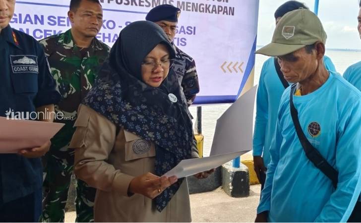 Bupati-Siak-Afni-Z-dan-nelayan.jpg
