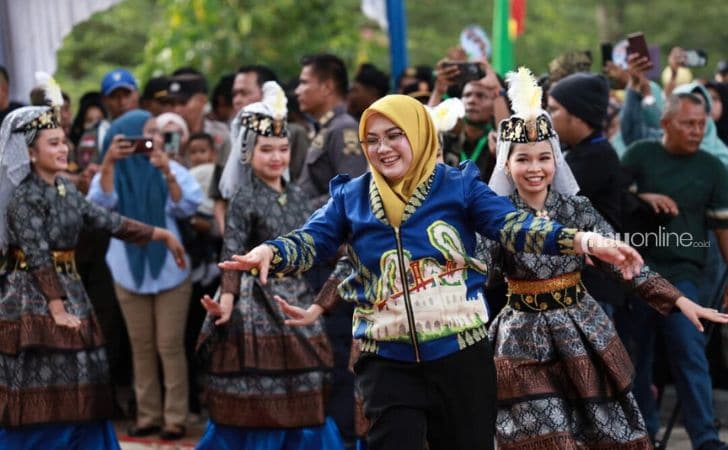 Bupati-Siak-Afni-Z-menari-melayu.jpg