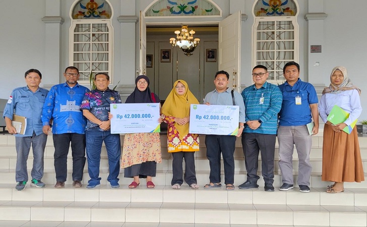 Bupati-Siak-Afni-Zulkifli-bersama-penerima-BPJS-Ketenagakerjaan.jpg
