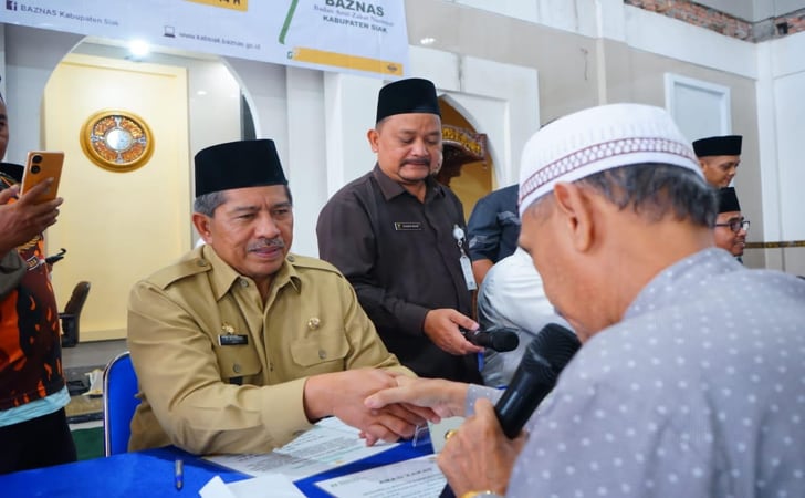 Bupati-Siak-Alfedri-menjadi-amil-zakat.jpg