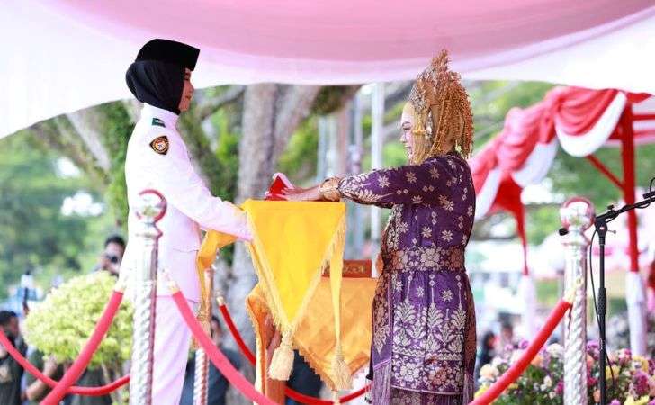 Bupati-Siak-Kenakan-Pakaian-Adat-Melayu-Saat-Pimpin-Upacara-HUT-ke-80-RI.jpg