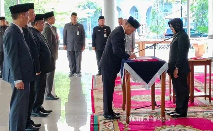 Bupati-Siak-Lantik-Lima-Pejabat-Pimpinan-Tinggi-Pratama-Dorong-Kinerja-dan-Kolaborasi.jpg