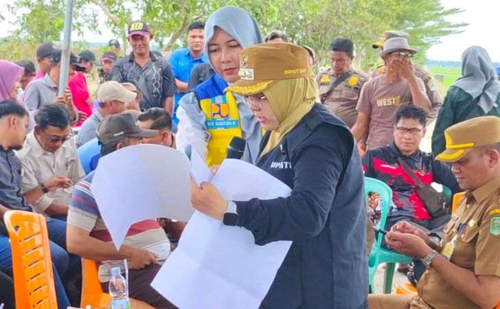 Bupati-Siak-Tinjau-Sawah-Bungaraya-Pastikan-Ketersediaan-Air-Saat-Kemarau.jpg