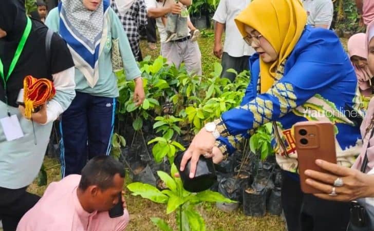 Bupati-Siak-bagikan-bibit-ke-warga.jpg