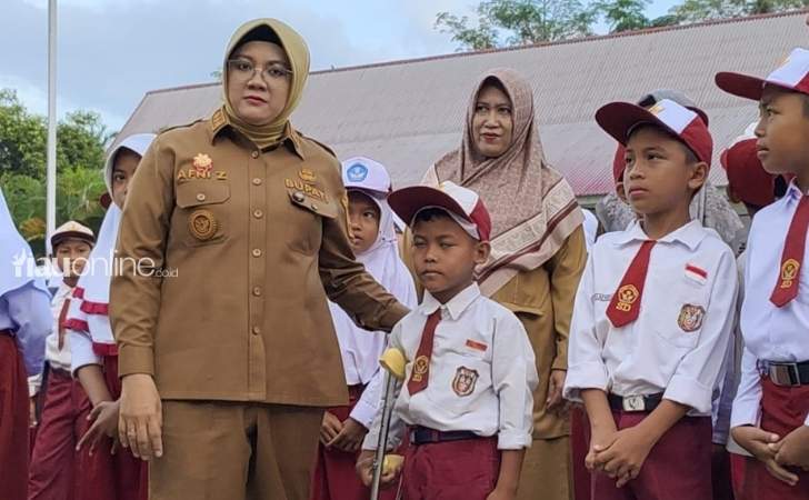 Bupati-Siak-bersama-siswa4.jpg