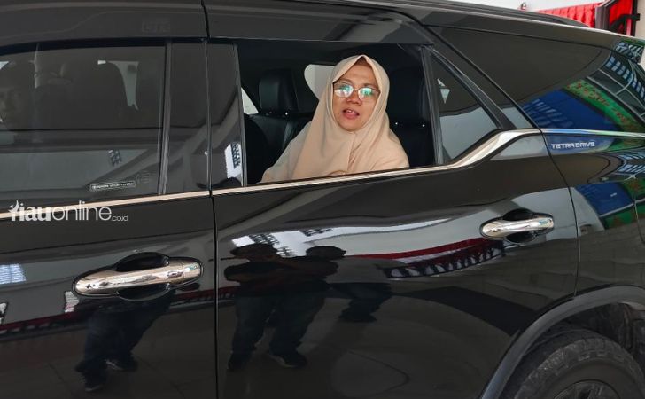 Bupati-Siak-di-Mobil-Dinas.jpg