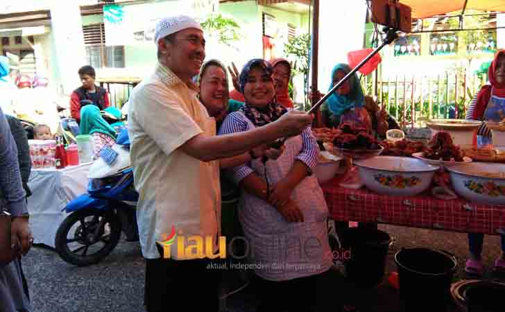 Bupati-Syamsuar-Berselfie-Ria.jpg