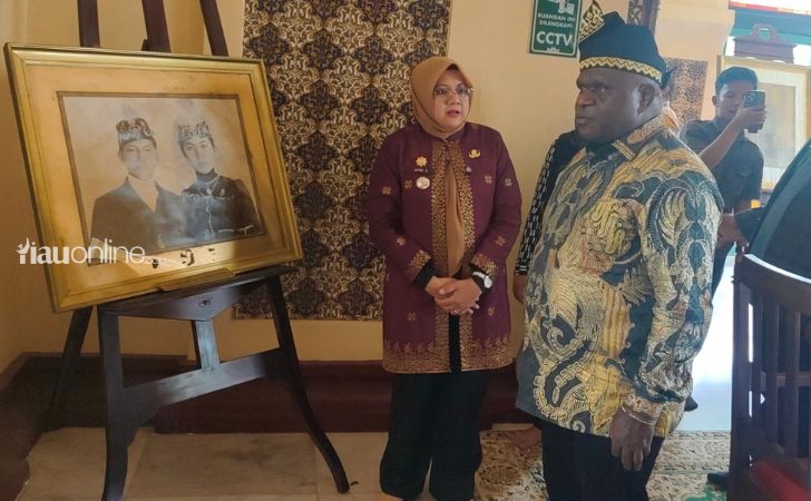 Bupati-afni-Menteri-Ham-di-istana-siak.jpg