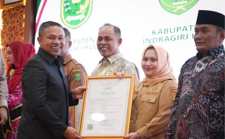 Bupati-kasmarni-terima-sertifikat.jpg