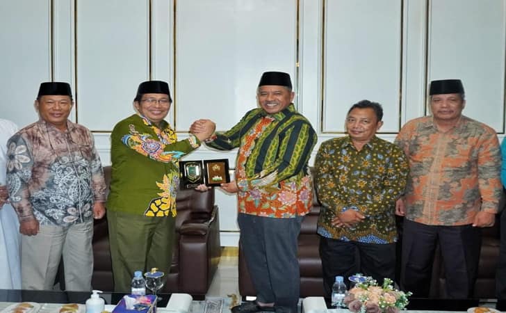 Bupati-siak-dan-direktru-wakaf-kemenag.jpg