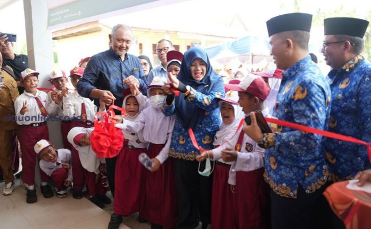 Bupati-siak-resmikan-sekolah3.jpg
