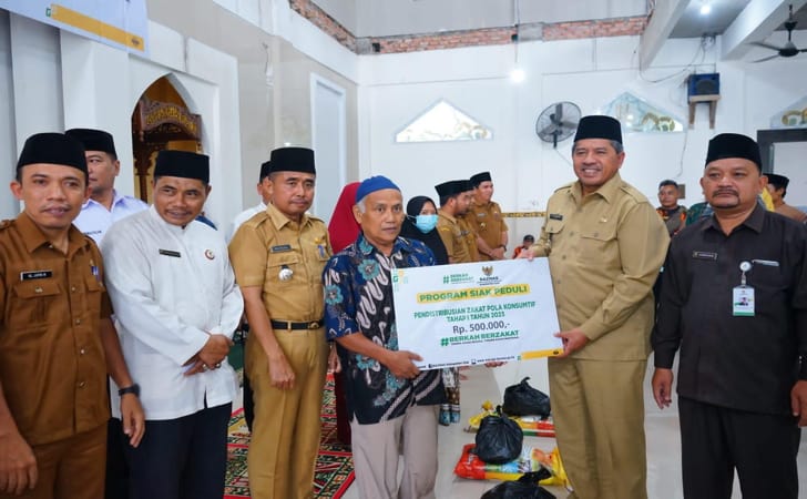 Bupati-siak-salurkan-zakat.jpg