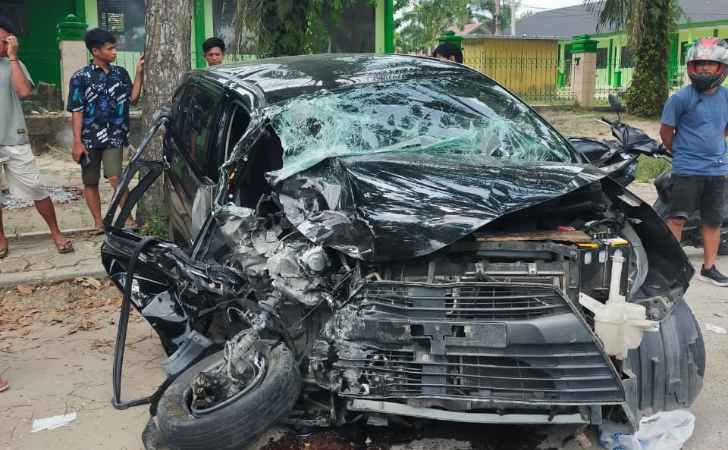 Bus-Hantam-Warung-Warga-Satu-Tewas-dan-Sembilan-Luka-Luka.jpg