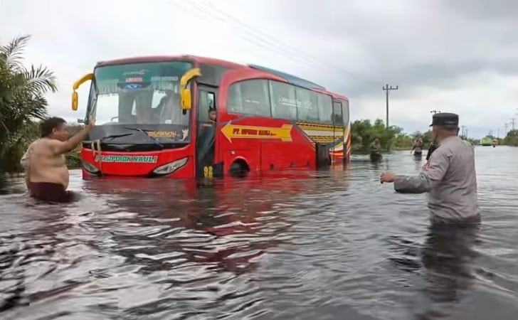 Bus-Mogok.jpg