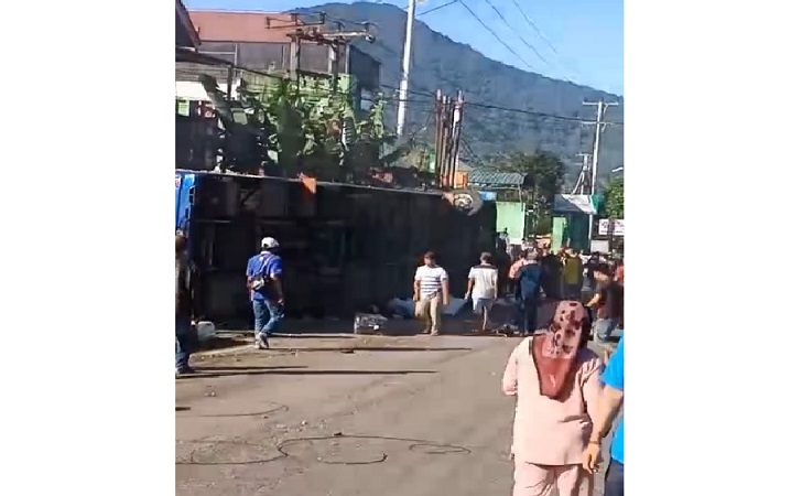 Bus-als-terguling-di-padang-panjang.jpg