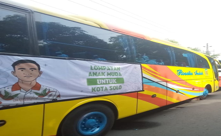 Bus-berisi-relawan-yang-mengantar-Gibran-daftar-Pilwalkot-Solo.-Foto-Dok.-Istimewa.jpg