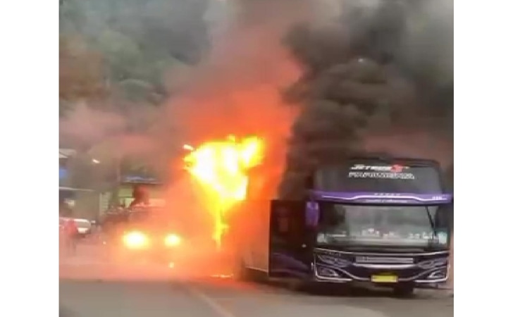 Bus-istri-anggota-dewan-kuansing-terbakar2.jpg