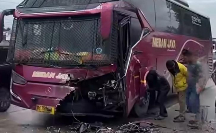 Bus-medan-jaya-tabrak-pikap.jpg