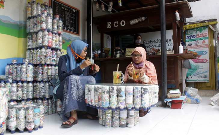 Cafe-dibayar-pakai-sampah.jpg