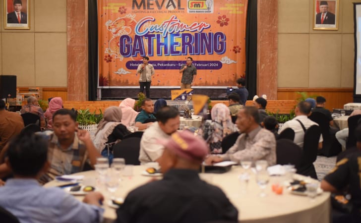 Customer-Gathering-Meval.jpg