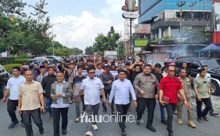 DPRD-Pekanbaru-Jalan-Kaki-Tinjau-Lokasi-Sengketa-HGB.jpg