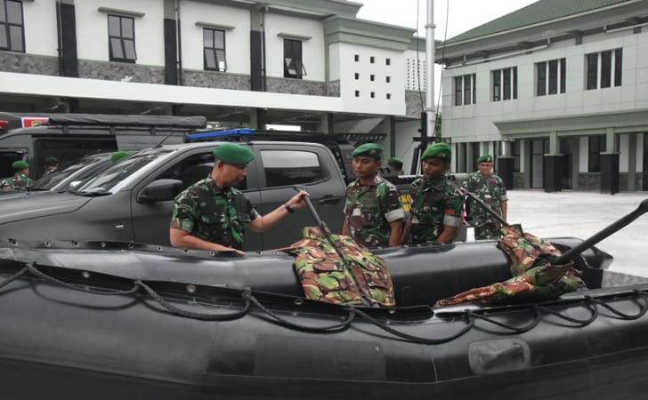 Danrem-cek-peralatan-penanganan-banjir.jpg