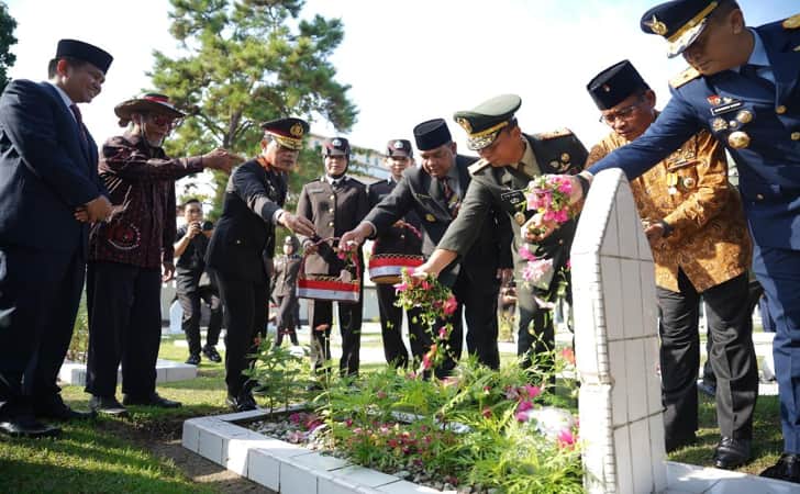 Danrem-ziarah-makam-pahlawan.jpg