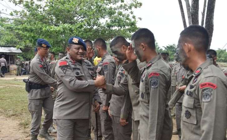 Dansat-Brimob-Pimpin-Upacara-Penutupan-Bintradisi-Sat-Brimobda-Riau.jpg