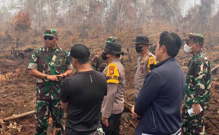 Dansat-Brimob-Polda-Riau-Turun-Langsung-Lakukan-Pemadaman-Karhutla-di-Dumai.jpg