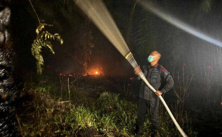 Dansat-Brimob-Polda-Riau-Turut-Padamkan-Karhutla-di-Rohul-hingga-Malam-Hari.jpg