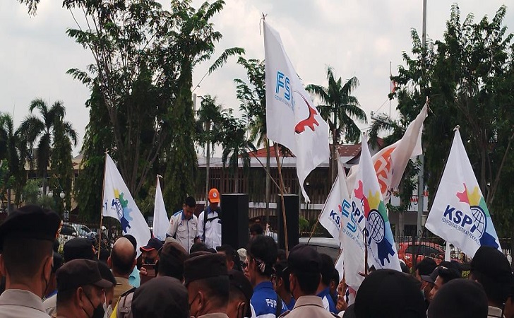 Demo-Buruh-di-gubri.jpg