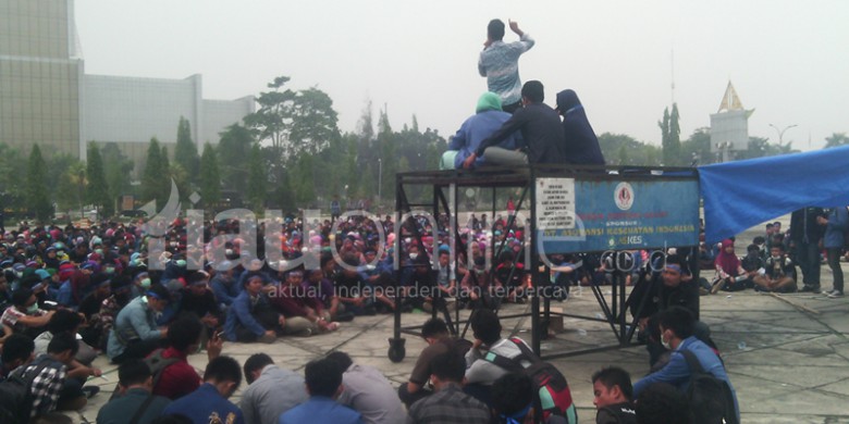 Demo-Mahasiswa-UIN-Suska-di-Kantor-Gubernur.jpg