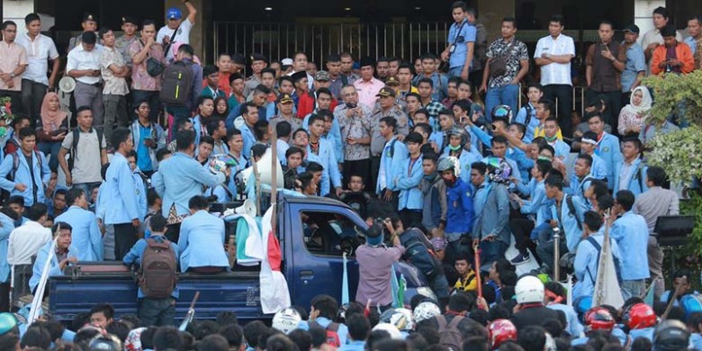 Demo-Mahasiswa-Unri-di-Kantor-Gubernur-Riau.jpg
