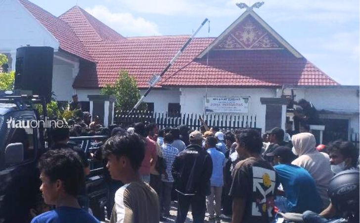 Demo-aliansi-masyarakat-di-PTUN.jpg