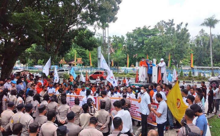 Demo-buruh-di-dprd-riau2.jpg