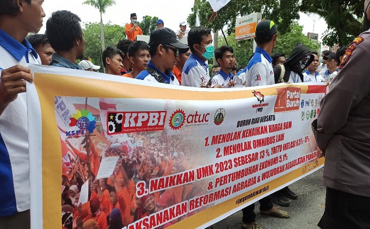 Demo-buruh-di-dprd.jpg