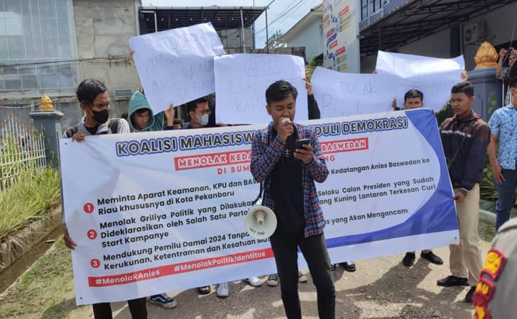 Demo-di-KPu-Bawaslu-riau.jpg