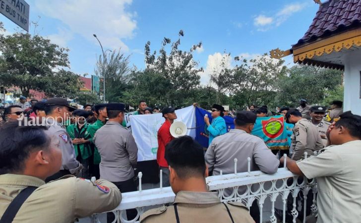 Demo-mahasiswa-di-MPP-Pekanbaru.jpg