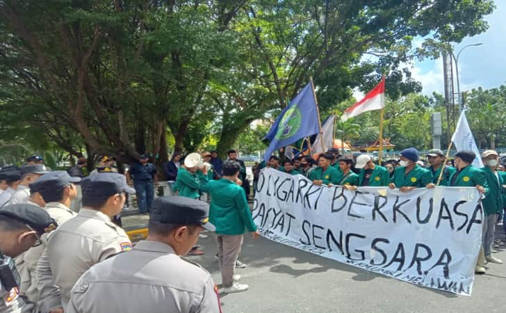 Demo-mahasiswa-umri-di-dprd-riau.jpg