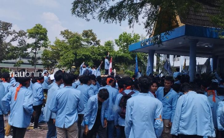 Demo-mahasiswa-unri-di-rektorat.jpg